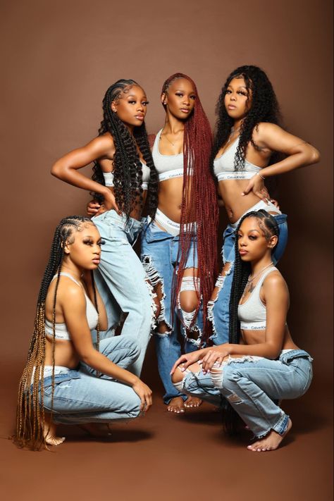 Black Best Friend Photoshoot Ideas, Braiding Hair Photoshoot Ideas, Braided Photoshoot Ideas, Hair Braider Photoshoot, Black Best Friend Photoshoot, Braiders Photoshoot Ideas, Photoshoot Ideas Hairstylist, Loctician Photoshoot Ideas, Braid Photoshoot Ideas