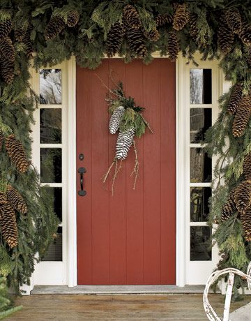 Pine Cone Crafts - Ideas for Pinecone Christmas Decorations - Country Living Best Outdoor Christmas Decorations, Natal Country, Christmas Door Decoration, Traditional Christmas Decorations, Christmas Front Doors, Pine Cone Decorations, Christmas Porch Decor, Christmas Porch, Christmas Door Decorations