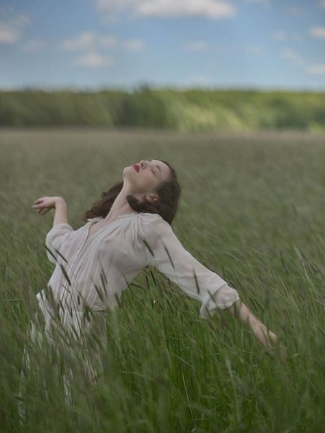 Nature Photoshoot, Pose Fotografi, Metal Welding, Foto Art, Trik Fotografi, Natural Beauty Tips, Nature Girl, 인물 사진, The Grass