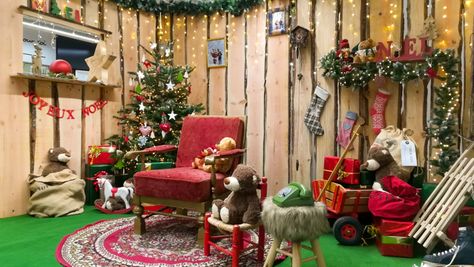 Le salon du Père Noël | Le chalet des Lutins Christmas Grotto Ideas, Santa Chair, Parade Float Decorations, Floating Decorations, Christmas Photo Booth, Santa Pictures, Noel Diy, Camping Decor, Office Christmas Decorations