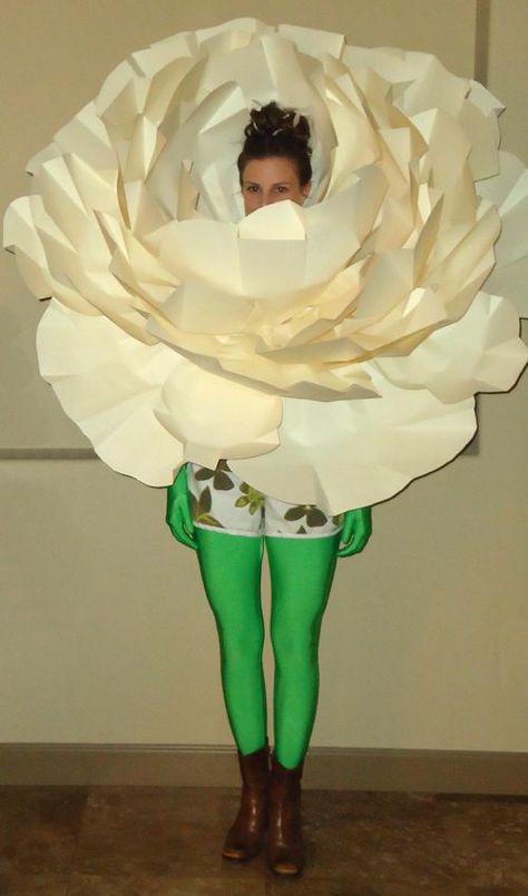 People probably think this looks ridiculous, but a lot of time and effort must have went into this. Diy Rose Costume, Flower Costumes, Human Flower, Rose Costume, Giant Paper Flower, Costume Carnaval, Alice Costume, Green Tights, Flower Costume