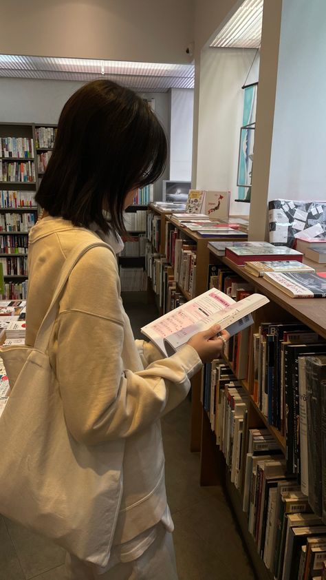 Standing Reading Pose, Short Brown Hair Asian, Reading Reference Pose, Reading Pose Reference, Korean Library, Reading A Book Pose Drawing, Asian Short Haircut, Reading Book Pose, Library Pose