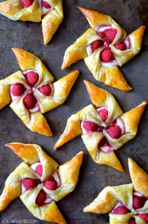 These easy, bakery-worthy treats star flaky pastry, lemony cream cheese filling and fresh berries. | Raspberry Cream Cheese Pinwheel Pastries #justatasterecipes Raspberry Pinwheels, مربى الفراولة, Cream Cheese Pinwheels, Strawberry Recipe, Raspberry Cream Cheese, Cream Cheese Pastry, Mothers Day Desserts, Cheese Pinwheels, Cheese Pastry