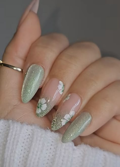 Gel Nail Designs Sage Green, Green Nails Leaves, Enchanted Forest Nail Designs, Nails Green Design, Fairy Aesthetic Nails, Fairy Inspired Nails, Nails Cottagecore, Silver Nail Designs, Wedding Nails Glitter