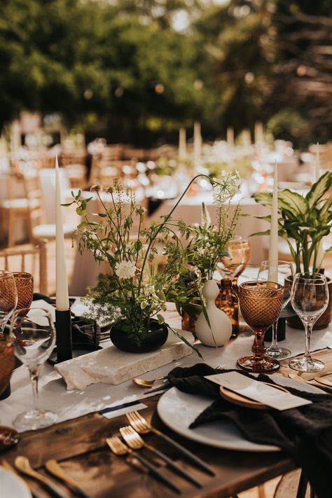 Black Garden Wedding, Unique Wedding Tables, Botanical Theme Wedding, Black Wedding With Greenery, Boho Black Tie Wedding, Modern Botanical Wedding, Houseplant Wedding Decor, Botanical Tablescape, Black And White Boho Wedding