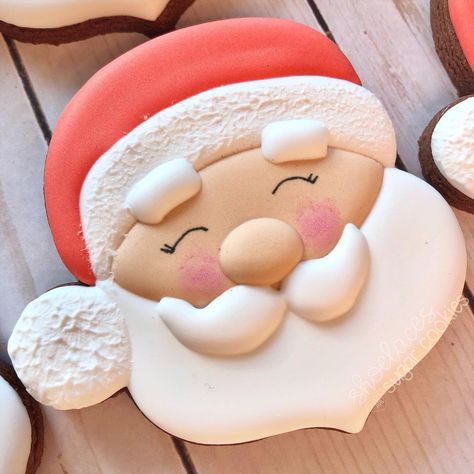 Santa Claus Cookies Royal Icing, Santa Hat Sugar Cookies, Santa Head Cookies Decorated, Santa Face Cookies, Santa Cookies Decorated, Santa Sugar Cookies, Icing Biscuits, Winter Cookies, Santa Cookie