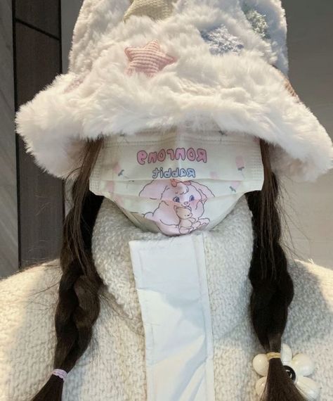 Soft Pastel Aesthetic Outfits, Picture Inspo Aesthetic, Korean Aesthetic Outfits, Aesthetic Hats, Beach Aesthetic Outfits, Faceless Girl, Hat Snow, Winter Outfits Street Style, Korean Winter Outfits