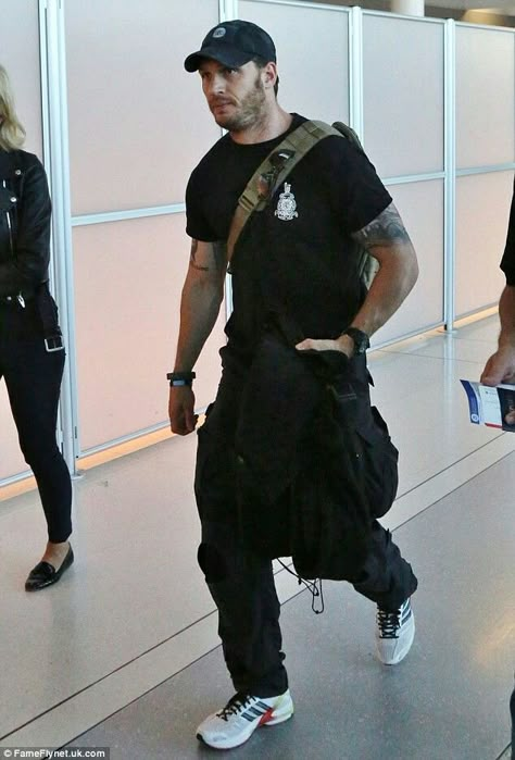 Tom Hardy Sept 2014 airport Tom Hardy Outfit Casual, Tom Hardy Street Style, Tom Hardy Style Casual, Tom Hardy Outfit, Tom Hardy Style, Tom Hardy Aesthetic, Tom Hardy Actor, Greg Williams, Toronto Film Festival