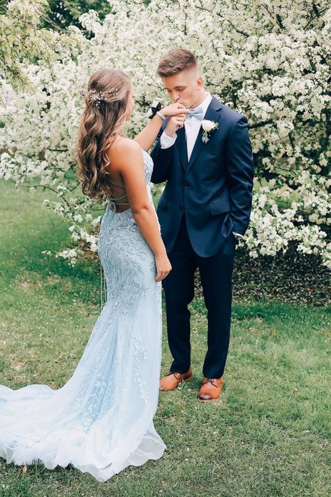 pin↠juliatops vsco↠juliatops Blue Mermaid Dress, Prom Photography Poses, Couple Prom, Prom Dress Green, Light Blue Prom, Prom Pictures Couples, Prom Goals, Prom Picture Poses, Homecoming Pictures