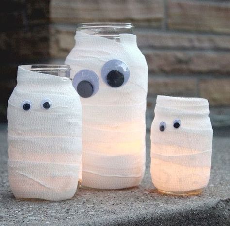 Mummy Jars Mason Jar Vases Wedding, Mason Jar Halloween Decorations, Mummy Jar, Bridal Shower Decorations Rustic, Halloween Jars, Halloween Mason Jars, Mason Jar Lanterns, Lantern Craft, Mason Jar Vases