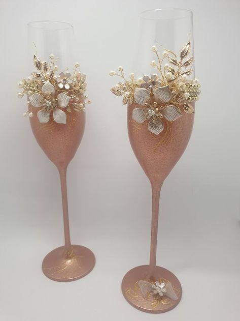 Champagne Glasses Decorated, Glass Decor Ideas, Rose Gold Quinceanera, Pink Sweet 16, Crystal Bridal Jewelry Sets, Quince Decorations, Wedding Champagne Glasses, Camping Kitchen, Decorated Wine Glasses