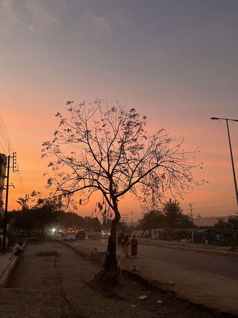 yaad hai jab apne sheher se door tum chale gaye the, woh sheher ab bhi tumhara intezaar karta hain, laut kar kab aaoge? inn galiyon ki yaad aati hain kya tumhe kabhi?