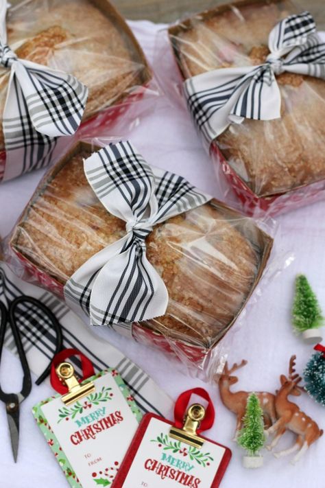 Me and My Pink Mixer: Mini Strawberry Bread Loaves for Holiday Gifting Small Loaf Bread Recipes, Cake Wrapping Ideas, Mini Loafs, Mini Breads, Mini Bread Loaves, Strawberry Bread Recipes, Mini Loaf Cakes, Loaf Pan Cake, Bread Gifts