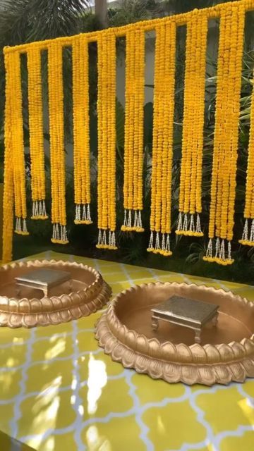 Haldi Ceremony Decorations Outdoor Simple, Simple Haldi Decoration At Home Terrace, Haladi Shastra Decoration, Haldi Simple Decoration, Haldi Decoration Ideas Simple, Gaye Holud Decorations, Haldi Mehndi Decoration At Home, Haldi Home Decor Ideas, Haldi Ceremony Decorations Indoor