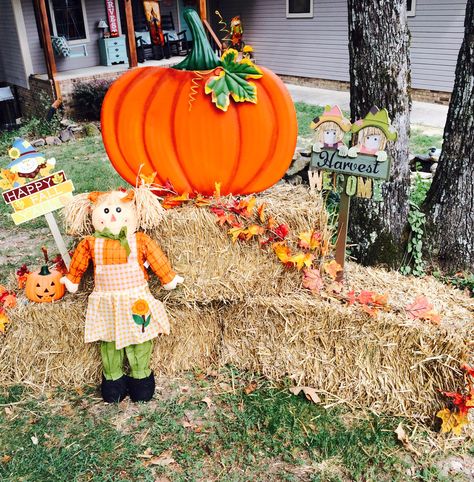 Front Yard Fall Decor, Yard Fall Decor, Hay Bale Fall, Fall Yard Decor, Fall Yard, Hay Bales, Old Fashion, Tree Ideas, Fall Flowers