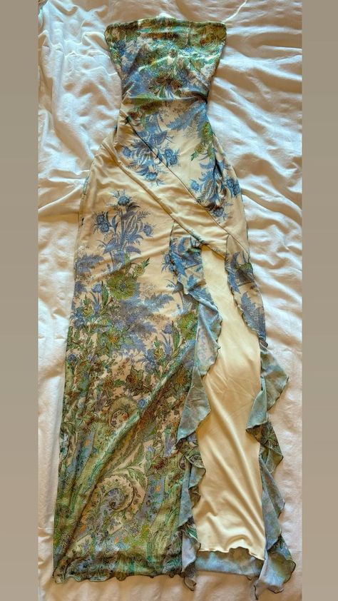 https://jaysthriftz.myshopify.com/products/beautiful-tiger-mist-theo-maxi-dress Outfit Summer 2022, Bandeau Maxi Dress, Estilo Hippy, Prom Dress Inspiration, Cute Prom Dresses, Classy Wedding, Fairytale Dress, Wedding Guest Outfit Summer, Grad Dresses