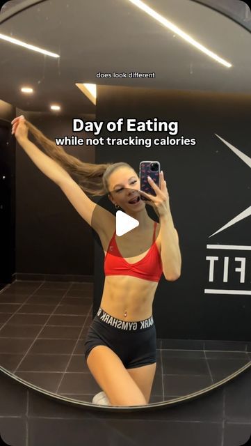 Katie Staton||Nutrition + Fitness Coach | A day of eats🍒✨⬇️

Calories? well idk that’s going to be different each day! Some days I eat out, other days I make everything at home,... | Instagram Nice Snacks, Asian Style Salad, Tunacado Sandwich, Pineapple Chocolate, Strawberry Snacks, Track Goals, Being Flexible, Quest Bar, Soya Milk