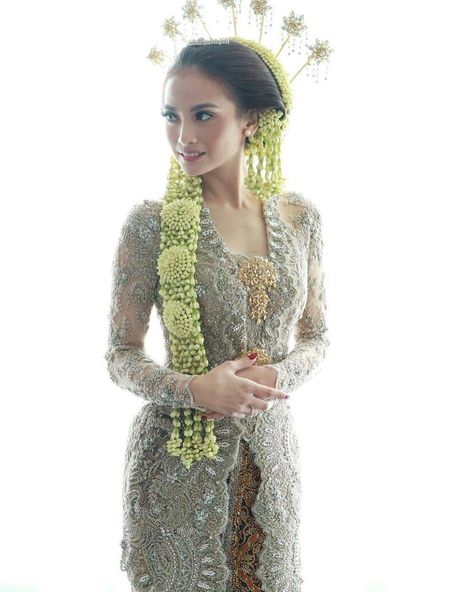 14 Inspirasi Tampil Ningrat dengan Pernikahan Adat Jawa Nikah Adat Jawa, Vera Kebaya, Paes Ageng, Indonesian Kebaya, Pose Pengantin, Javanese Wedding, Kebaya Wedding, Adat Jawa, Indonesian Wedding