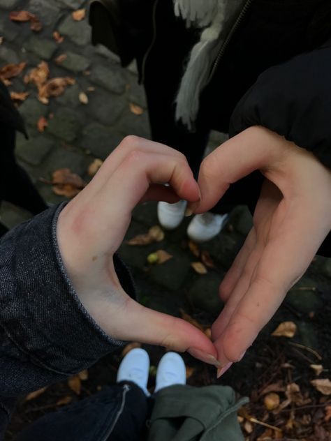 Duo Poses Faceless, Heart Duo Pose, Heart Pose Hands, Faceless Duo Pics, Couple Heart Hand Pose, Duo Picture Poses, Heart Hands Pose, Poses Duo, Couples Stuff