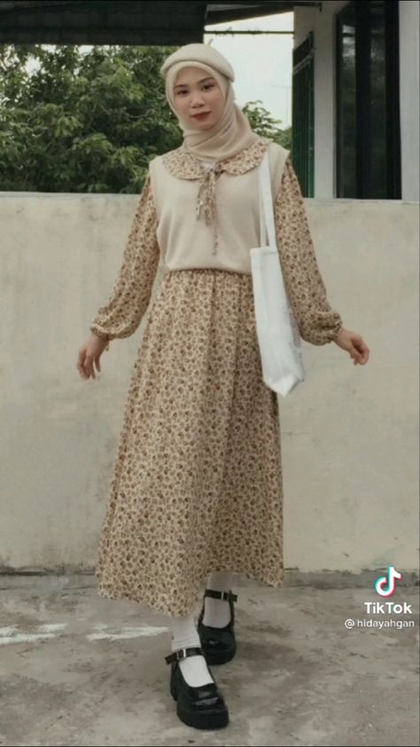 Vintage Hijabi Outfits, Hijab Vintage Style Outfit, Yearbook Vintage Outfit Hijab, Ootd Hijab Vintage Style, Vintage Hijab Style, Dress Vintage Hijab, Vintage Outfit Hijab, Vintage Hijab Outfit, Ootd Vintage Hijab