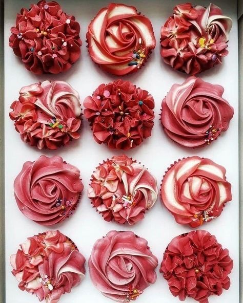 Red Cupcake Designs, Red Cupcakes Decoration, Red Cake Design, Red Cupcakes, Pretty Cupcakes, Cupcake Cake Designs, Cake Decorating Piping, Beautiful Cupcakes, Cupcake Flavors