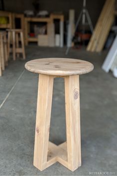 Build this DIY End Table with free plans and tutorial from Bitterroot DIY.  #endtable #woodworkingplans #modernfarmhouse Home Depot Diy, Diy End Table, Diy Stool, Modern Farmhouse Diy, Diy Side Table, Diy End Tables, Easy Coffee, Diy Sofa, Tables Diy