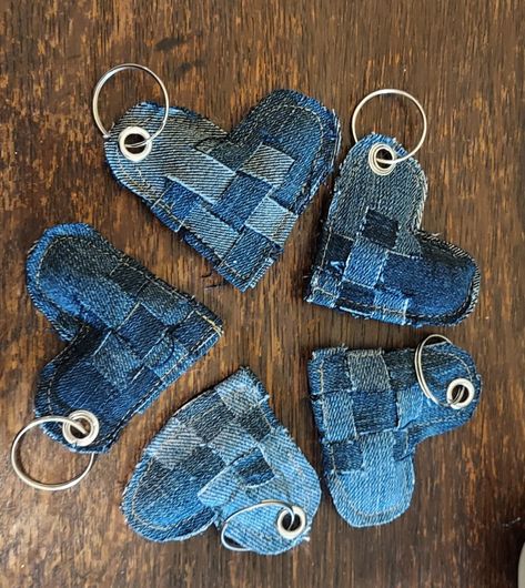 Cute scraps made into lovely hearts #jeanethicmodifications Denim Scraps Ideas, Fabric Keychain Diy, Denim Keychain, Jean Diy, Denim Scraps, Denim Crafts Diy, Fabric Christmas Ornaments Diy, Folded Fabric Ornaments, Easy Cards