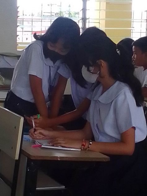 girl in school filipino school Filipino School Aesthetic, Filipino Highschool, Philippines School, Filipino School, Michelle Core, Fake Photo Short Hair, Classroom Seating, Night School, Filipino Girl