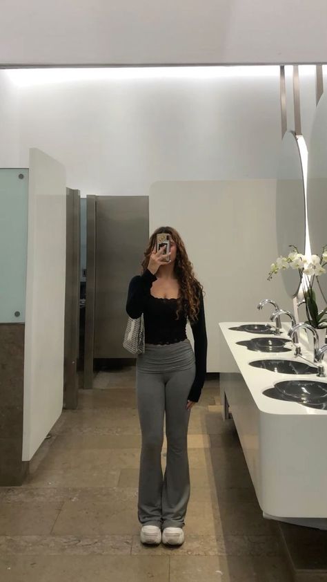 20+ Flared Leggings Outfits That Turn Heads In No Time 13 Grey Flare Yoga Pants Outfit, Grey Yoga Pants Outfit Winter, Gray Flares Outfit, Dark Grey Sweatpants Outfit Winter, Dark Grey Flared Leggings Outfit, Grey Flared Jeans Outfit, Flare Pants Outfit Aesthetic, Grey Flares Outfit, Grey Flare Pants Outfit