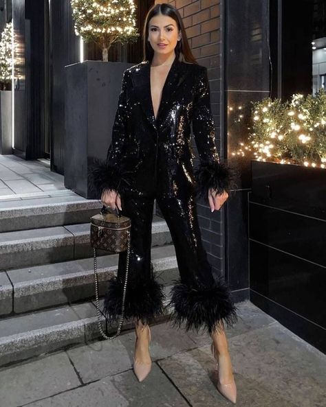 Feather Suit Women, Elegant Outfit 2023, Glam Outfits Classy, Winter Concert Outfit Night Cold, Blazer Outfits For Women Parties, Christmas Party Outfits Fancy Classy, Glam Party Outfit, Women Suits, Glam Outfit