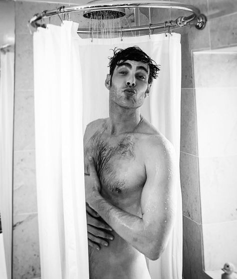 Besos!!! Jon Kortajarena Boyfriend, John Kortajarena, Men Models, Marlon Teixeira, Jon Kortajarena, Celebrity Dads, Daniel Craig, The Secret History, Romance Club