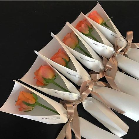 One flower wrap Single Flower Gift Ideas, Individual Flower Wrapping, Single Flower Bouquet Wrapping, One Rose Gift, Single Flower Gift, Flowers Bouquet Ideas, Single Flower Bouquet, Diy Bouquet Wrap, Flower Bouquet Diy