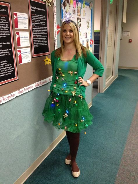 DIY Christmas Tree costume. And the new baby can be a present :) Christmas Costumes For Adults, Christmas Sweater With Lights, Diy Christmas Outfit, Christmas Tree Outfit, Christmas Costumes Women, Christmas Tree Costume, Old Halloween Costumes, Tree Costume, Christmas Dress Up