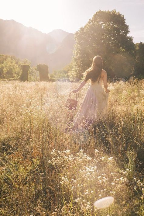 Era Victoria, Jamie Beck, Fairytale Aesthetic, Ethereal Aesthetic, Art Pastel, Gal Meets Glam, Foto Poses, Princess Aesthetic, Cottagecore Aesthetic