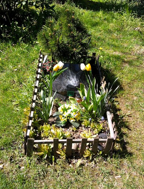 Pet cemetery Prague Animal Grave Ideas, Cat Grave Ideas, Pet Grave Ideas, Pet Cemetery Ideas, Pet Cemetary, Pet Headstones, Memorial Gardens, Pet Memorial Garden, Time Planning