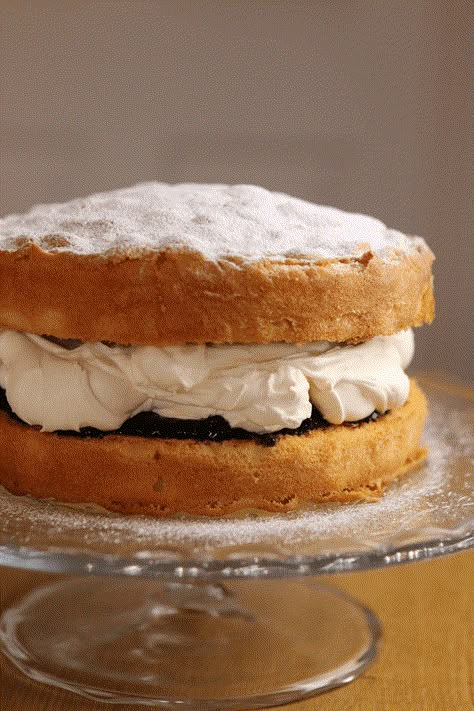 Victoria Sponge Recipe, Victoria Sandwich Cake, Sponge Recipe, Pan Sin Gluten, Victoria Sponge Cake, Sponge Cake Recipes, Sandwich Cake, Cake Baking Recipes, Victoria Sponge