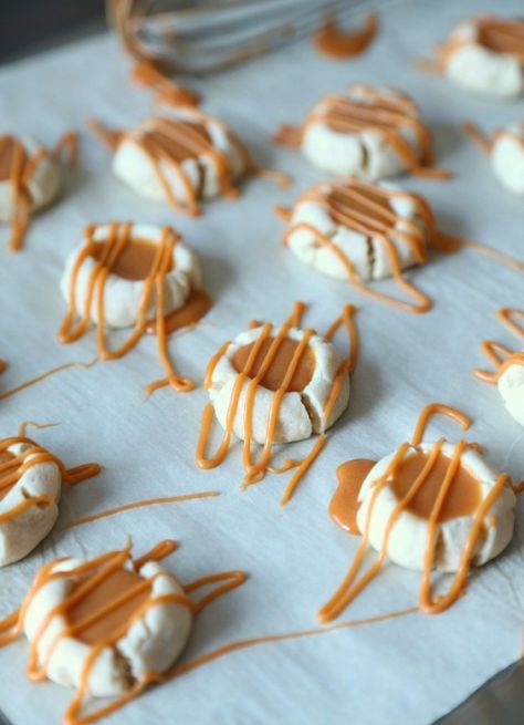 Butterbeer Cookies...A buttery shortbread Meltaway base topped with a creamy Butterscotch Ganache! Tastes like the perfect little bite of Harry Potter's Butterbeer! Butterbeer Cookies, Harry Potter Food Ideas, Harry Potter Treats, Harry Potter Butter Beer, Butterbeer Recipe, Cookies And Cups, Butter Beer, Harry Potter Food, Thumbprint Cookies