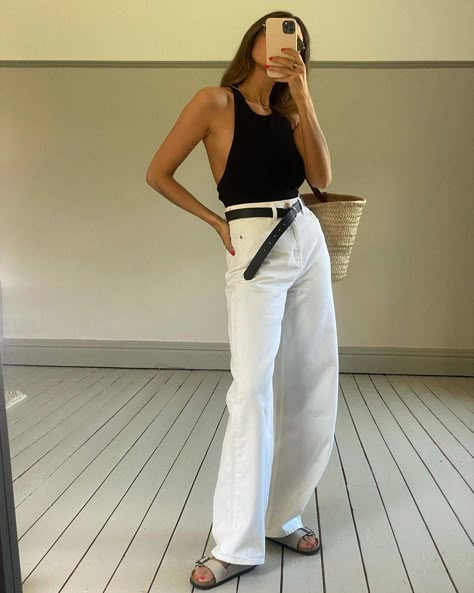 White Denim Jeans Outfit Summer, Summer Holiday Outfits, White Jeans Outfit, Estilo Indie, Interesting Outfits, Summer Wardrobe Essentials, Loose Fit Jeans, Black Outfits, Mode Inspo