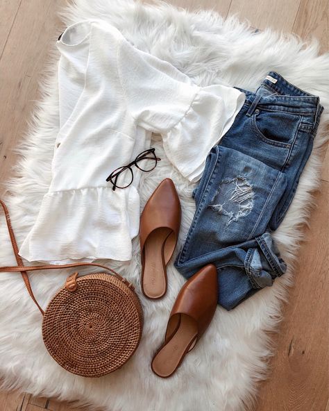 Brown Mules Outfit, Mules Shoes Outfit, Madewell Mules, Mule Shoes Outfit, Mules Outfit, Sandals Design, Perfect Spring Outfit, Circle Bag, Shoes Outfit