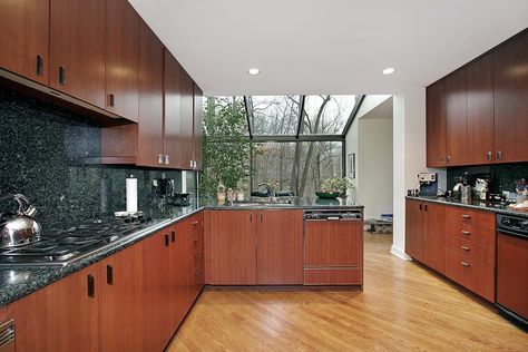 Mahogany Kitchen Cabinets, Brown Kitchen Designs, Mahogany Kitchen, Cherry Wood Kitchens, Kitchen Design Gallery, Dark Wood Kitchens, Kitchen Decorations, Interior Design Courses, Rustic Modern Kitchen