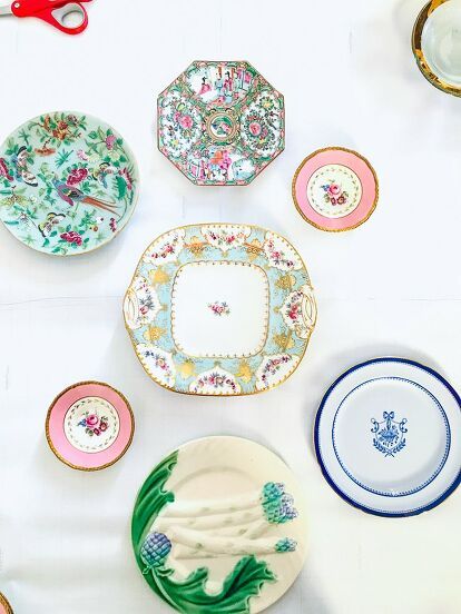 An easy step by step tutorial to install a plate wall anywhere in your home with eclectic plates for a charming grandmillennial look! I love a good gallery wall, especially when it showcases antique plates! For me each of these ceramic beauties is its own little work of art. What better way to display them then on a prettily arranged plate wall in my grandmillennial style dining room? Today, lovely peonies I’m sharing with you my secret method to install a plate wall that is hassle f… Paper Layout Templates, Kitchen Ceramic Wall, Wall Plates Decor, Eclectic Plates, Plates On Walls, Easy Home Improvements, Plate Walls, Ceramic Wall Plates, Anthropologie Plates