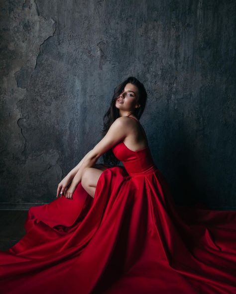 Red Bridal Gown, Photo Glamour, Shooting Studio, Prom Photoshoot, Big Dresses, Glam Photoshoot, Satin Evening Dresses, Long Red Dress, Red Evening Dress