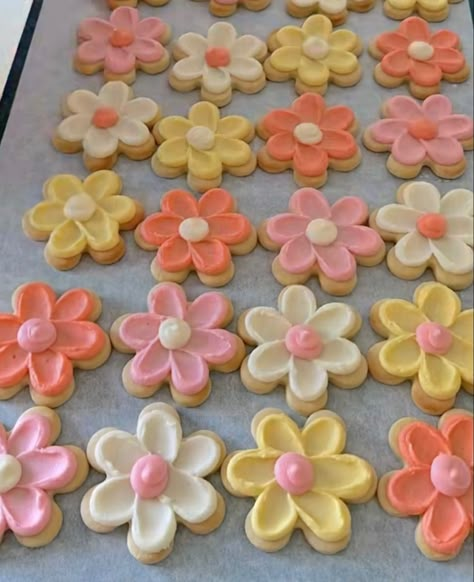 Valentines Party Food Ideas, Valentines Party Food, Daisy Theme, Wilton Tips, Buttercream Flower, Party Food Ideas, Icing Colors, Baking Business, Flower Cookies