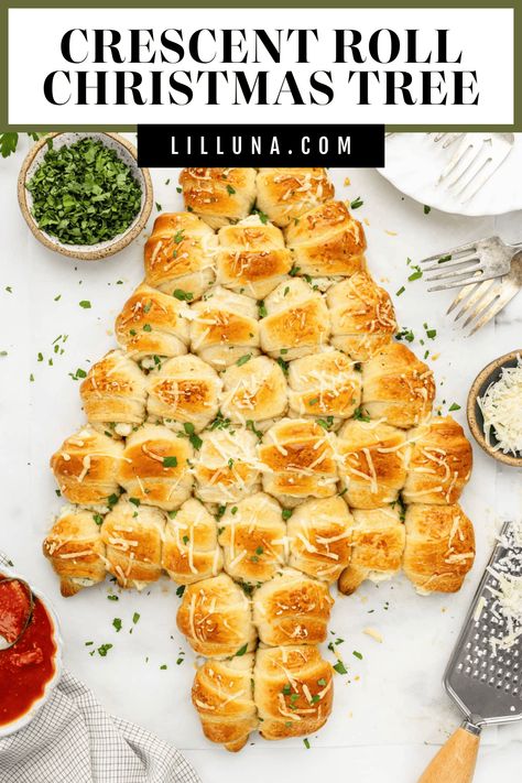 With just six ingredients, this simple, shareable crescent roll Christmas tree is a must-make - it's cheesy perfection! #christmas #appetizer #crescentrolls Crescent Christmas Tree, Crescent Roll Christmas Tree, Crescent Roll Recipes Appetizers, Cheesy Crescent Rolls, Roll Christmas Tree, Roll Appetizers, Tree Bread, Santa Treats, Christmas Bread Recipes