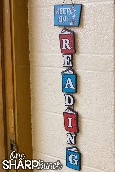 Reading Day Chart Ideas, Decorating Ideas For The School, Reading Room Ideas For School, Reading Board Ideas, Reading Themed Classroom, Diy Library Decor, Ideas For Class Decoration, Library Decorations School, Library Ideas For School