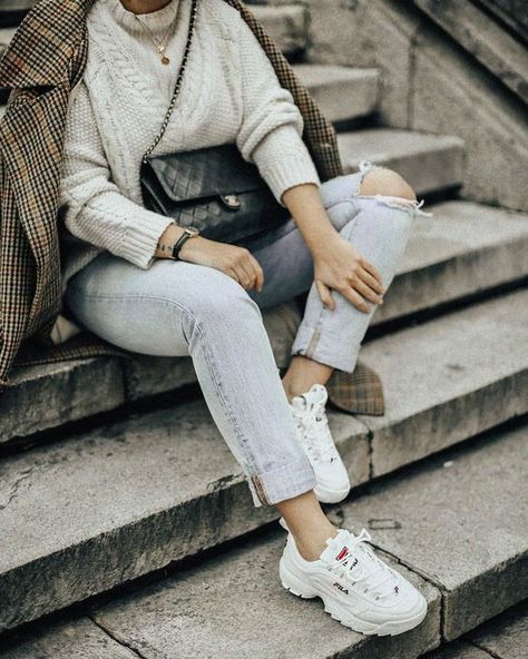 #FilaDisruptor2 #FilaSneakers #FilaOutfits #SneakersOutfit #ChunkySneakers #Casualstyle #Streetstylt #Fashionblogger #Trend #Snapshot #Minimaliststyle #Normcore #rippedjean #TheClassicWhites #Oversized #turtlenecksweater #checkblazer #Sportswear Fila Disruptor Outfit, Sneakers Outfit Winter, Fila Outfit, Winter Sneakers Outfit, Fila Disruptor, Womens Beach Fashion, Womens Fashion Edgy, Trending Sneakers, Sneakers Women