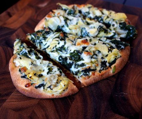 Spinach and Artichoke Flat Bread Pizza Artichoke Flatbread Pizza, Artichoke Flatbread, Pizza Recipies, Chicken Artichoke, Flatbread Pizza Recipes, Pizza Dip, Naan Pizza, Lean Cuisine, Flat Breads