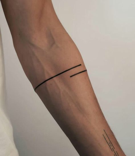 Minimalist Bicep Tattoo Men, Men Fine Line Tattoo Arm, Men Minimalistic Tattoo, Forearm Rings Tattoo Men, Men Line Tattoo Ideas, Tatoos Minimaliste Men, Cool Line Tattoos For Men, Arm Lines Tattoo, Small Tricep Tattoo