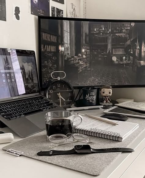 Desk Ideas Dark, Acubi Aesthetic, Pinterest Room, Study Aesthetics, Aesthetic Desk, Desk Inspiration, Study Stationery, Desk Inspo, Pinterest Room Decor