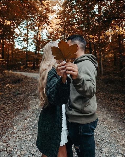 Fall Couple Pictures, Fall Photoshoot Ideas, Portret Feminin, Fall Engagement Shoots, Fall Couple Photos, Fall Photo Shoot Outfits, Fall Couple, Fall Engagement Pictures, Image Couple